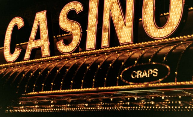 Antarmuka aplikasi bandulan menampilkan menu permainan gratis dengan slot dan live dealer